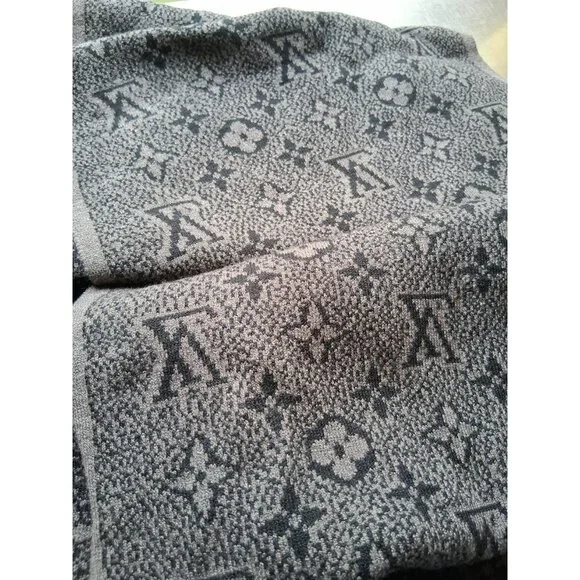 Louis Vuitton My Monogram Eclipse Beanie Blue W Scarf Cashmere NWT - Picture 4 of 4